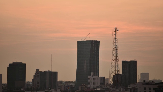 从白天到夜晚的延时拍摄，曼谷的城市景观。视频素材