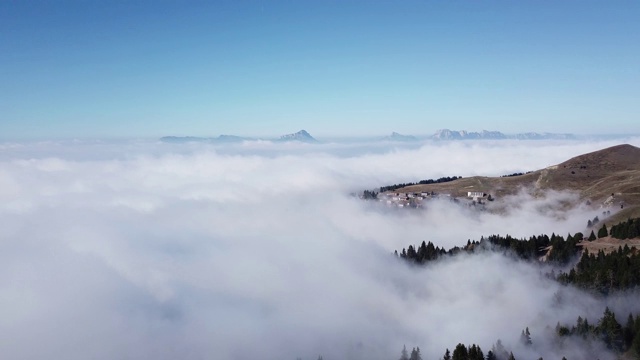 云层中垂直上升的地方是一个滑雪胜地视频素材