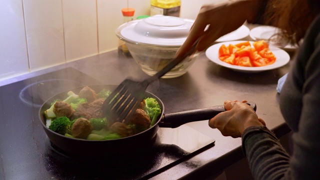 烹饪西兰花的特写视频下载