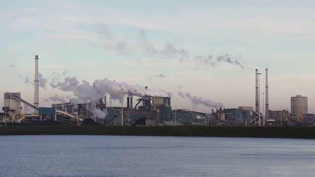 荷兰IJmuiden的塔塔钢铁工厂，灰色的日子里，烟囱冒着烟视频素材