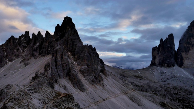 拍摄于意大利阿尔卑斯山白云石国家自然公园。三峰美景。夕阳把温暖的光辉照在群山上视频素材