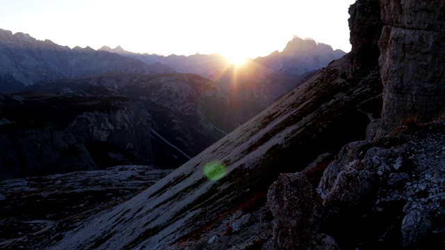 拍摄于意大利阿尔卑斯山白云石国家自然公园。三峰美景。夕阳把温暖的光辉照在群山上视频素材