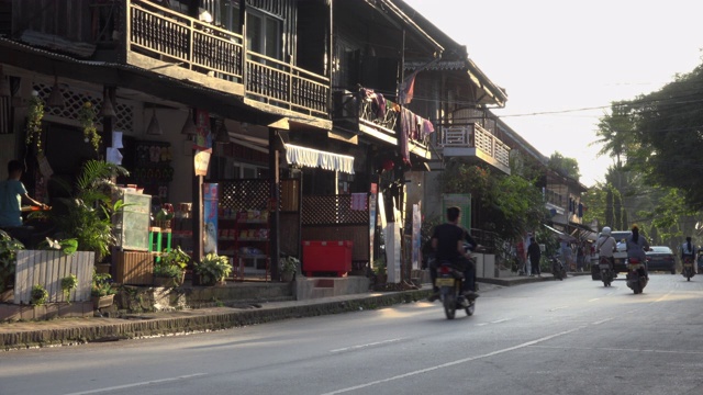 湄公河河畔道路上的交通视频素材