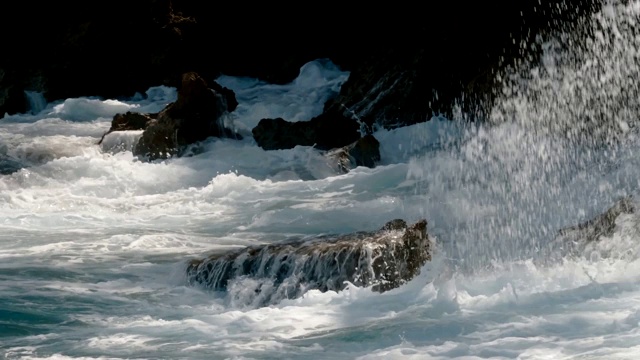 海浪冲击着波多黎各海滩上的岩石。视频素材