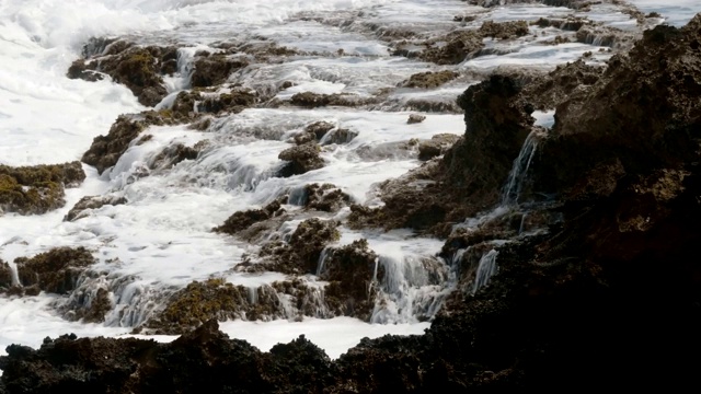 海浪冲击着波多黎各海滩上的岩石。视频素材