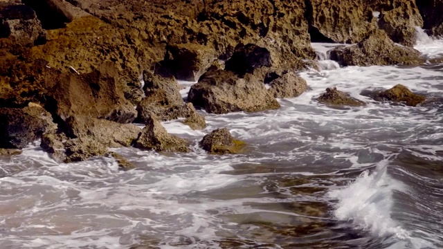 海浪冲击着波多黎各海滩上的岩石。视频素材