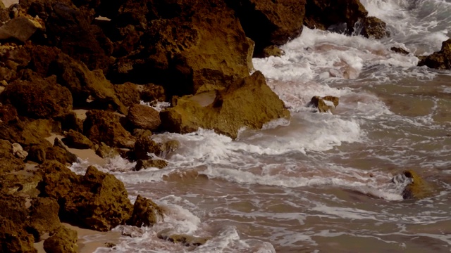 海浪冲击着波多黎各海滩上的岩石。视频素材