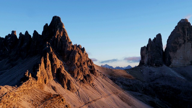 拍摄于意大利阿尔卑斯山白云石国家自然公园。三峰美景。夕阳把温暖的光辉照在群山上视频素材