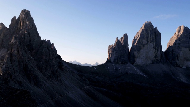 拍摄于意大利阿尔卑斯山白云石国家自然公园。三峰美景。夕阳把温暖的光辉照在群山上视频素材