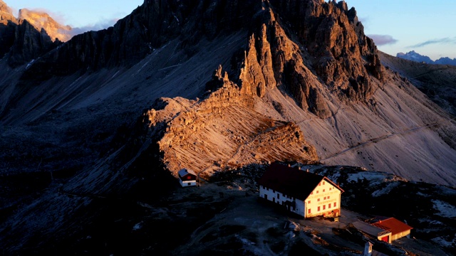 拍摄于意大利阿尔卑斯山白云石国家自然公园。三峰美景。夕阳把温暖的光辉照在群山上视频素材