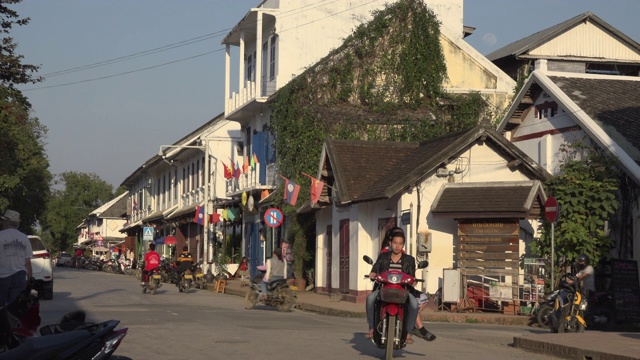 摩托车在大街上行驶视频素材