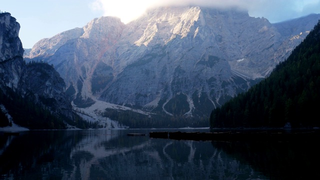 布雷斯湖美丽的风景，意大利阿尔卑斯山脉上的浪漫之地视频素材