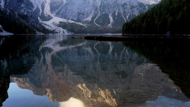 布雷斯湖美丽的风景，意大利阿尔卑斯山脉上的浪漫之地视频素材