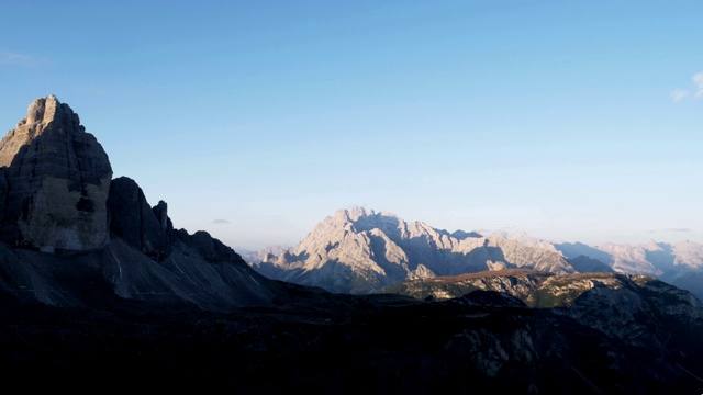 拍摄于意大利阿尔卑斯山白云石国家自然公园。三峰美景。夕阳把温暖的光辉照在群山上视频素材