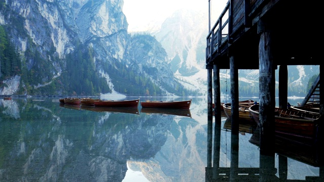 布雷斯湖美丽的风景，意大利阿尔卑斯山脉上的浪漫之地视频素材