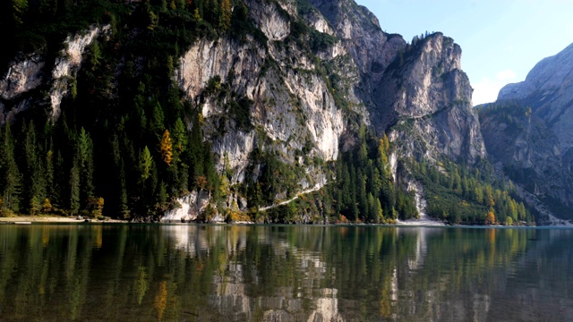 布雷斯湖美丽的风景，意大利阿尔卑斯山脉上的浪漫之地视频素材