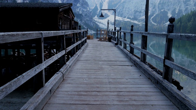 意大利Dolomites的Seekofel山背景中美丽的Braies湖和房子视频素材