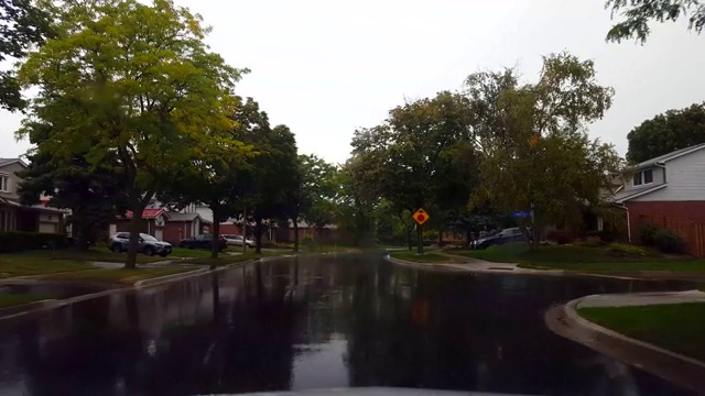 *快速运动*拼贴在城市和郊区街道的雨中驾驶。驾驶员视角下城市和郊区道路交通的多样性收集。视频素材