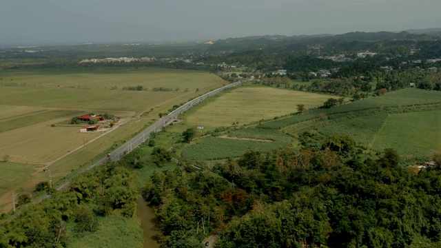 航拍拍摄的道路在波多黎各。视频素材