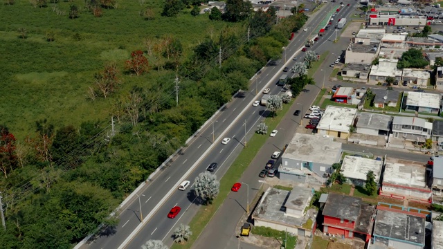 航拍拍摄的道路在波多黎各。视频素材