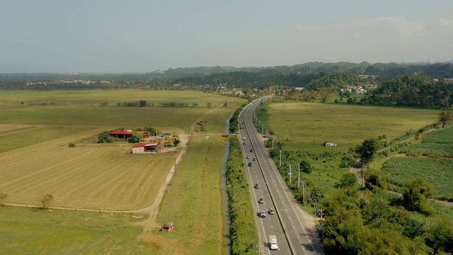 航拍拍摄的道路在波多黎各。视频素材