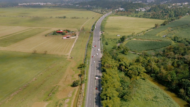 航拍拍摄的道路在波多黎各。视频素材