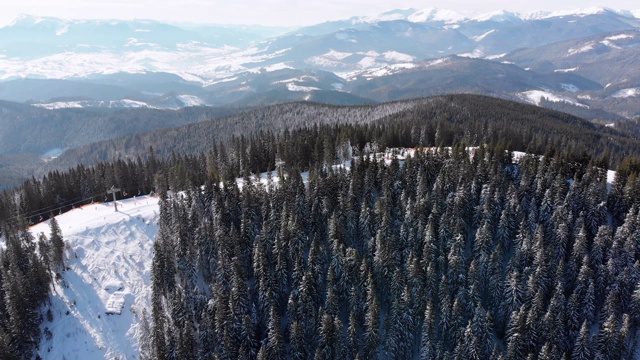 滑雪胜地的空中滑雪场与滑雪者和滑雪缆车。的雪山森林视频素材