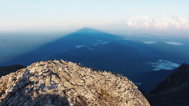 基纳巴卢山的影子视频素材