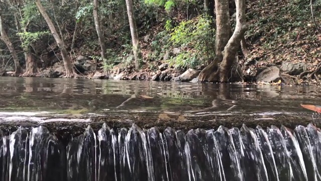 瀑布在自然界中视频素材