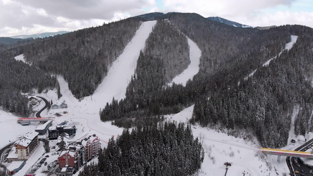 空中滑雪斜坡与滑雪者在滑雪胜地。雪山冷杉林。Bukovel视频素材