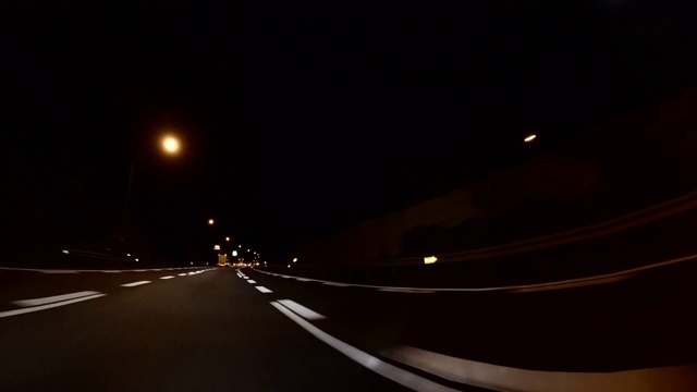 夜间在高速公路上行驶，非常宽视频素材