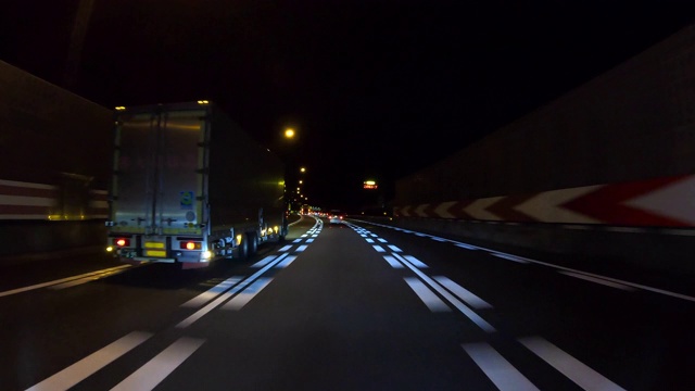 夜间在高速公路上行驶，非常宽视频素材