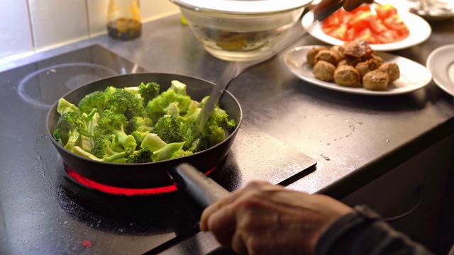 烹饪西兰花的特写视频下载