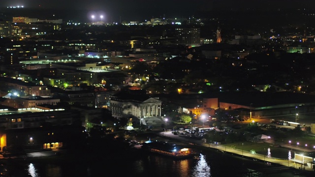 查尔斯顿南卡罗来纳航空v11鸟眼夜景横贯南到北在法国区视频素材