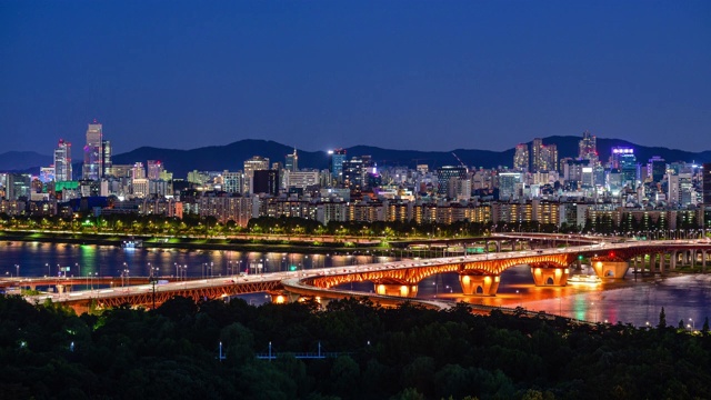 韩国首尔，汉江/江南谷城城大学桥的夜间交通和城市景观视频素材