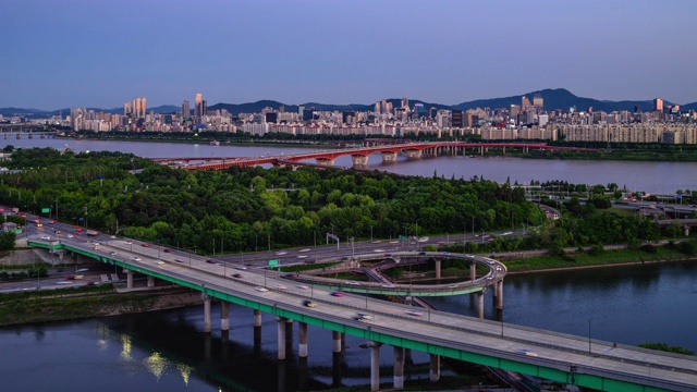 汉江和正南川的白天到晚上的城市景观和交通/首尔，韩国视频素材