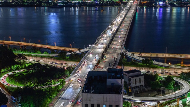 韩国首尔，汉江上的马波大江大桥的夜间交通和城市景观视频素材