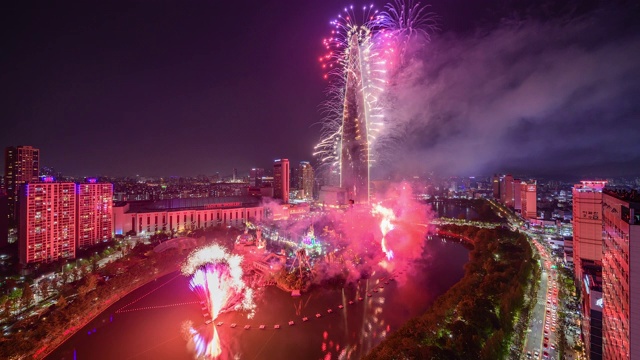 韩国首尔，石川湖和乐天世界大厦(松帕谷jamsili -dong)的夜间烟花表演视频素材