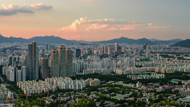 韩国首尔，Dogok-dong / gangsouth -gu的“塔宫”和周边建筑的昼夜景观视频素材