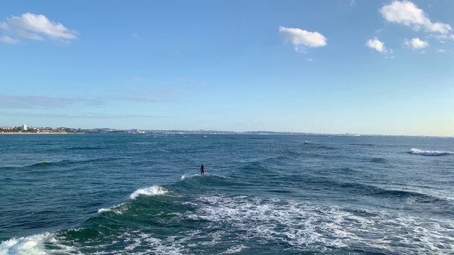 冲浪者在美丽的热带岛屿冲绳岛上冲浪视频素材