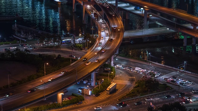 韩国釜山苏永港河/苏永古江边大罗路夜间交通视频素材