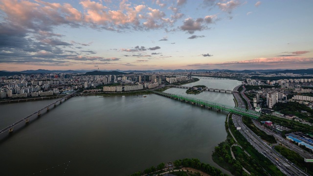 韩江上的汉江cheolgyo铁路桥的日日夜夜的城市景观/韩国首尔视频素材