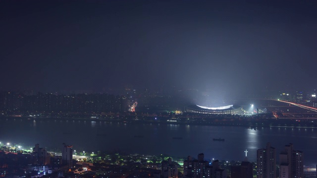 夜汉江烟花表演在韩国首尔的锦实体育中心举行的韩国全国田径比赛开幕式上视频素材