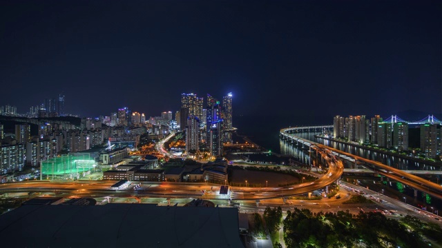 夜间交通和城市景观/海云大谷，苏永谷，釜山，韩国视频素材