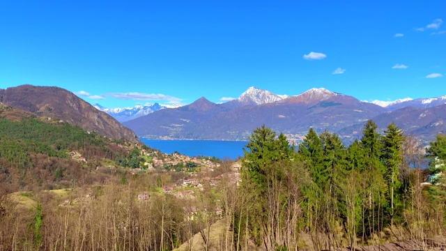 鸟瞰图的Menaggio村和高山与高山湖泊视频素材