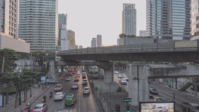 日落在曼谷城市:今晚的一天时间推移云天空与城市景观。视频素材