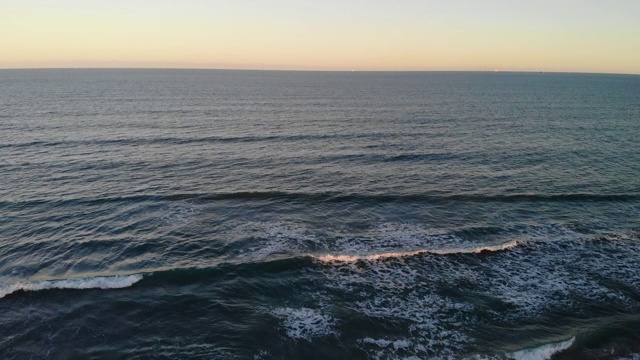 可可海滩面向海洋的上升视野(鸟瞰图)视频素材