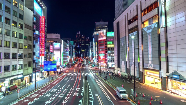 在东京新宿的娱乐夜生活区歌舞伎町，拥挤的人群穿过马路，车流拥挤。日本旅游或亚洲旅游景点的概念视频素材