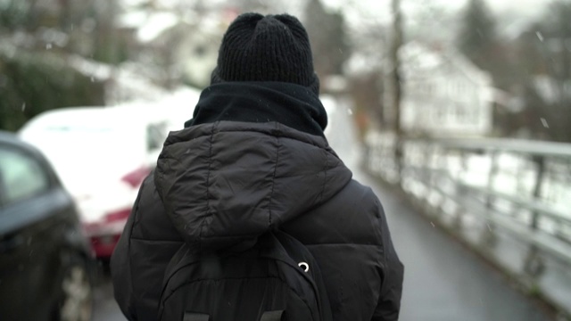 在下雪的天气里散步的女人视频素材