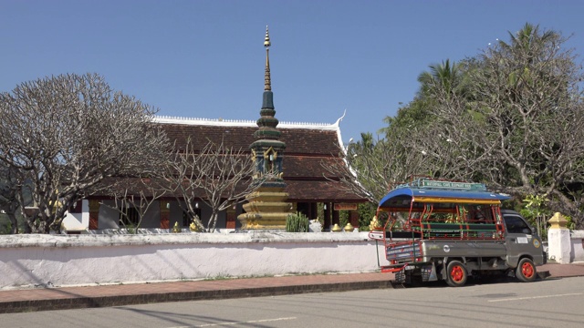 游客走过一座寺庙视频素材